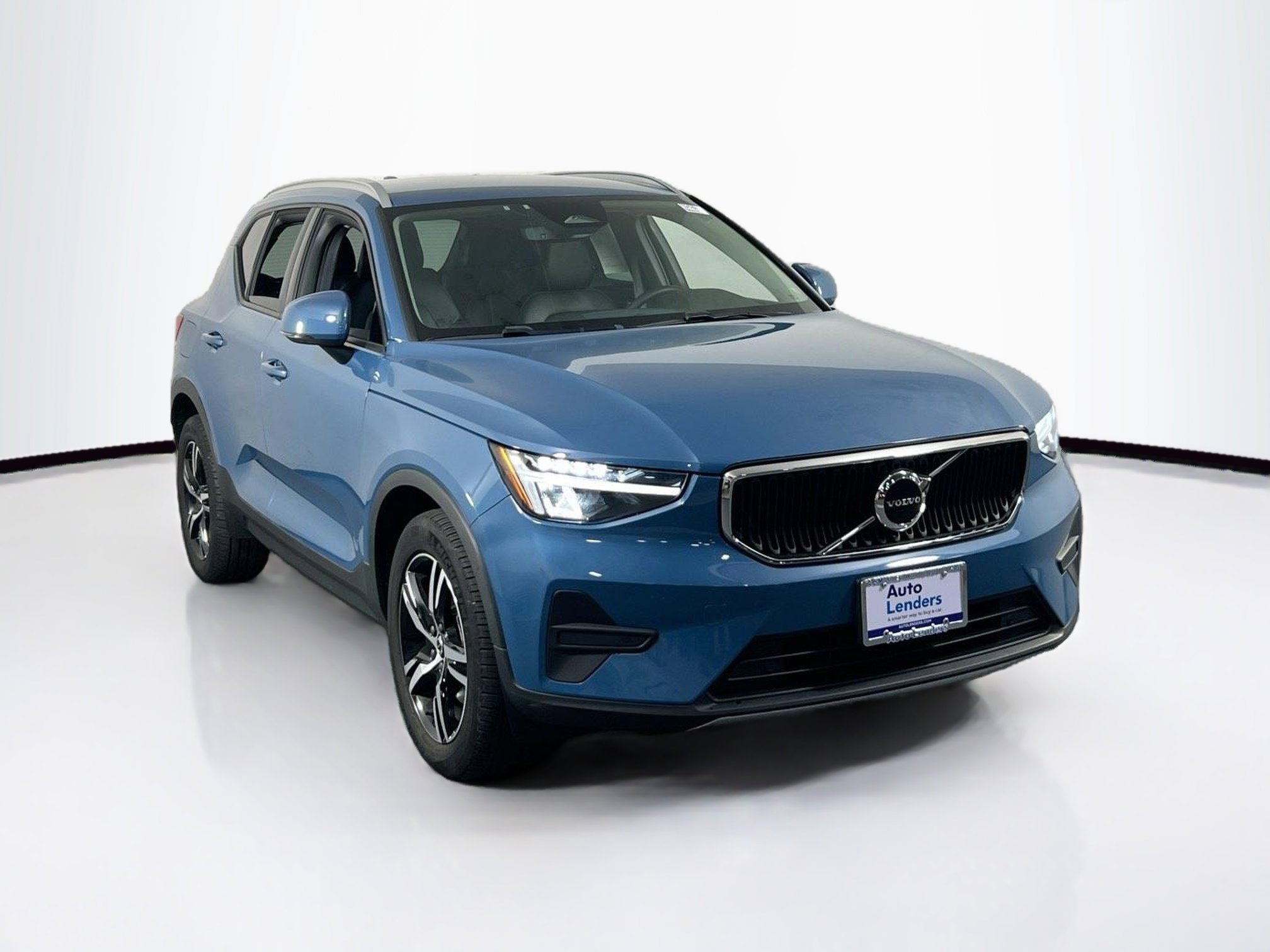 Used 2023 Volvo XC40 B5 Core w/ Convenience Package image 3