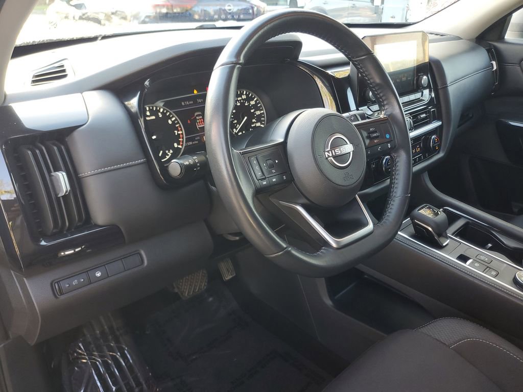 Used 2024 Nissan Pathfinder SV AWD/4WD image 16