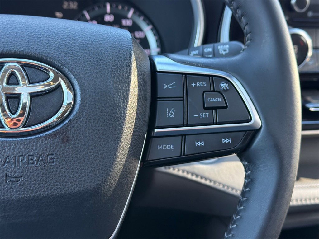 Used 2020 Toyota Highlander XLE image 24