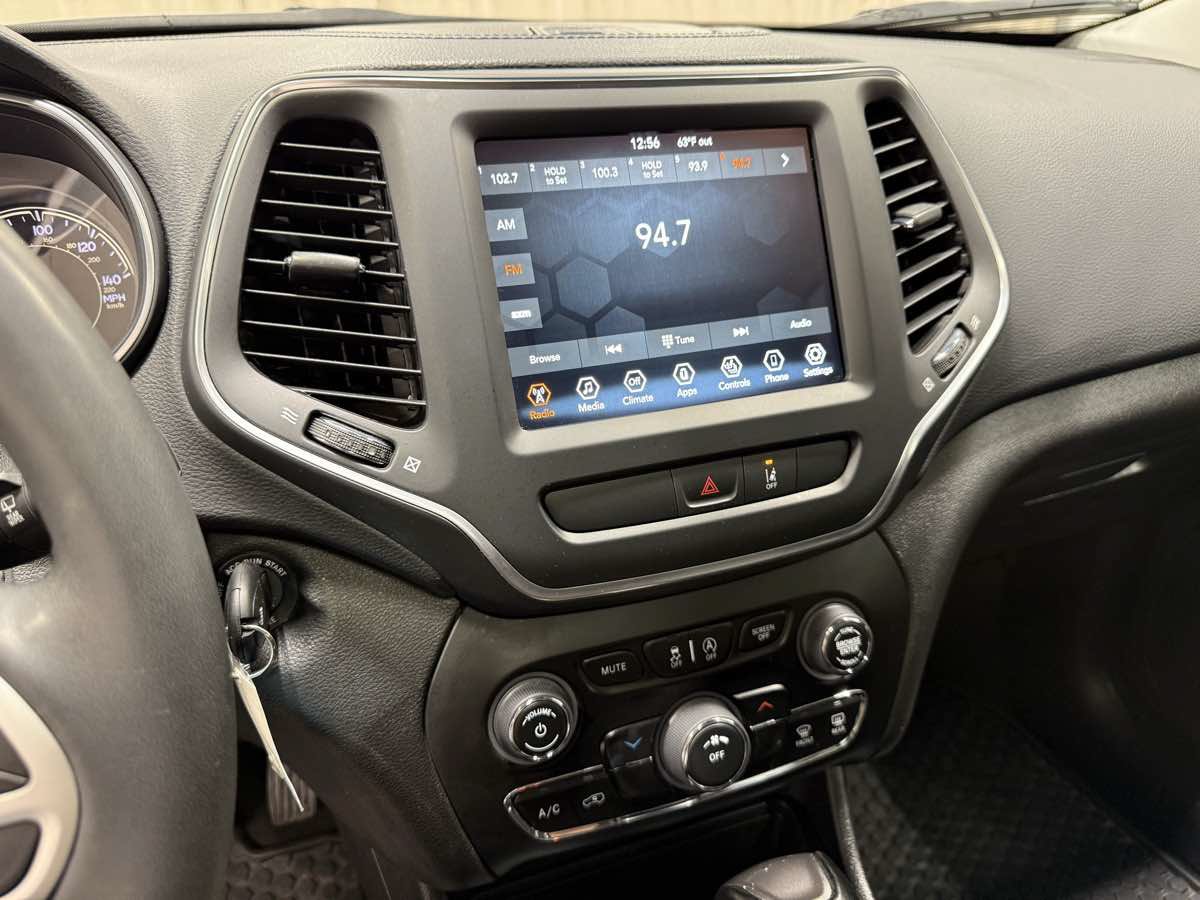 Used 2022 Jeep Cherokee Latitude w/ Sun & Sound Group AWD/4WD image 12