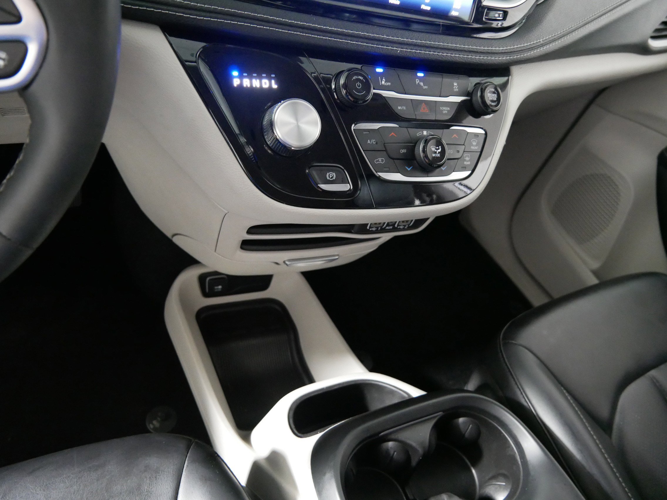 Used 2023 Chrysler Pacifica Touring-L image 24