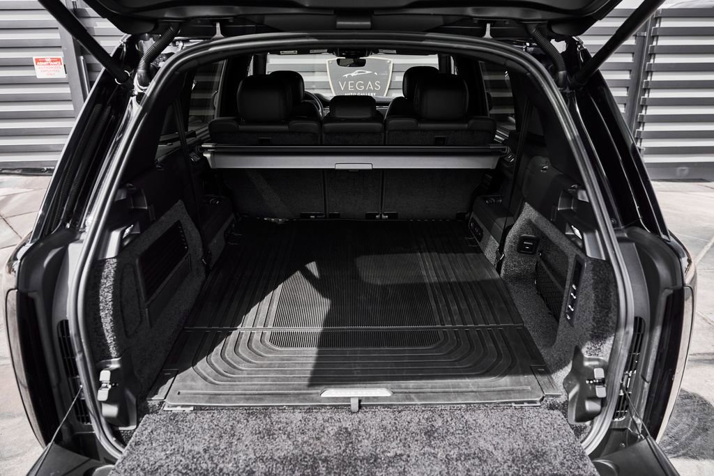 Used 2025 Land Rover Range Rover Long Wheelbase SE image 15