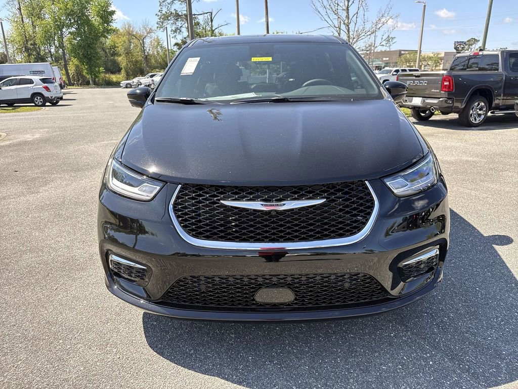 New 2026 Chrysler Pacifica Limited w/ Trailer Tow Group FWD image 8