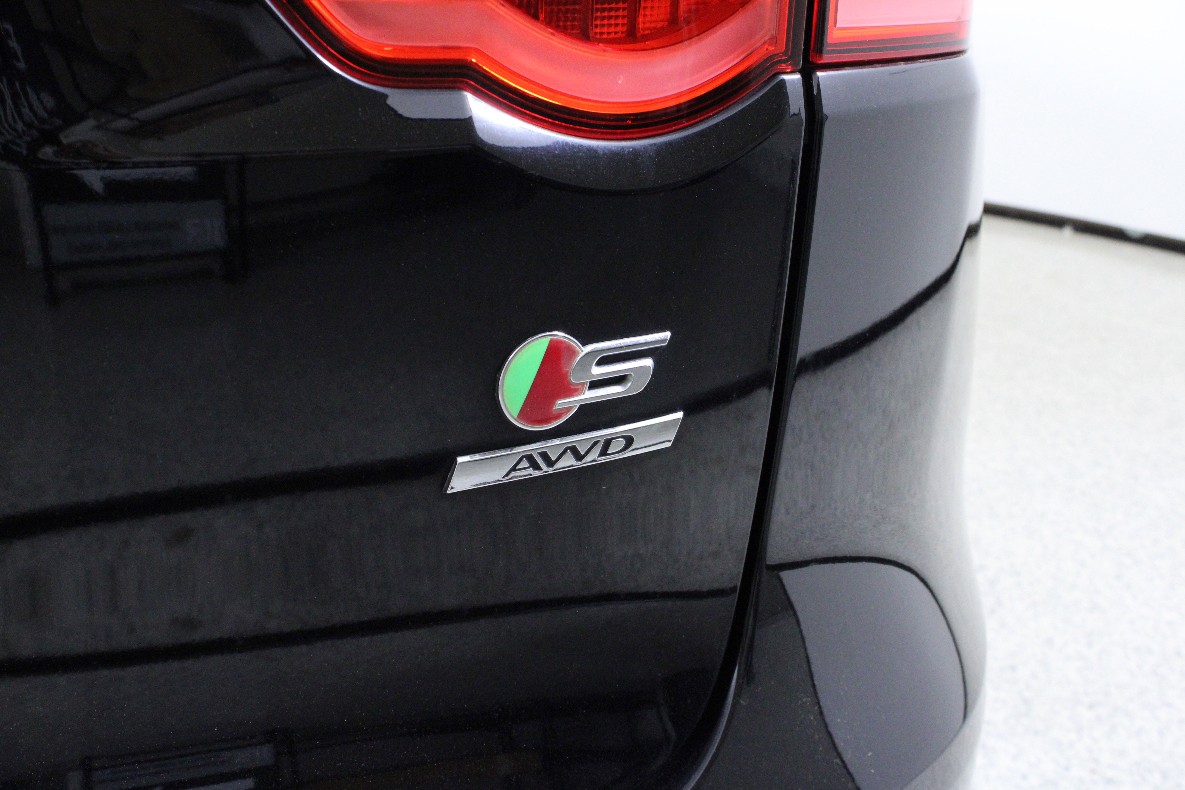 Used 2018 Jaguar F-PACE S image 10