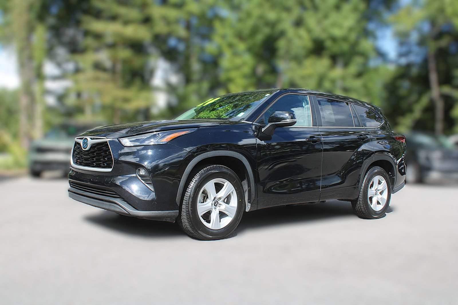 Used 2024 Toyota Highlander LE FWD image 3