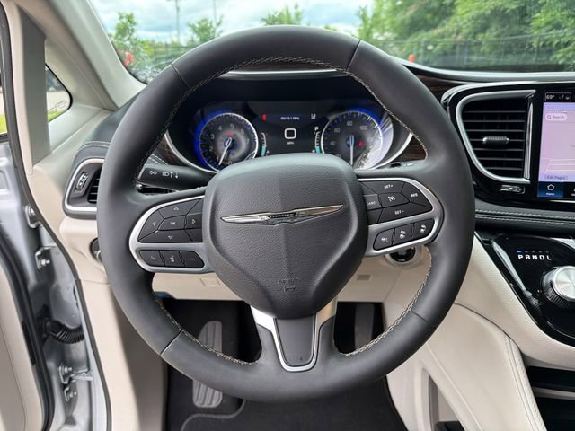 Used 2023 Chrysler Pacifica Limited FWD image 17