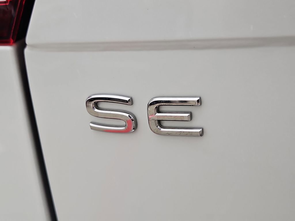 Used 2023 Volkswagen Tiguan SE R-Line image 11