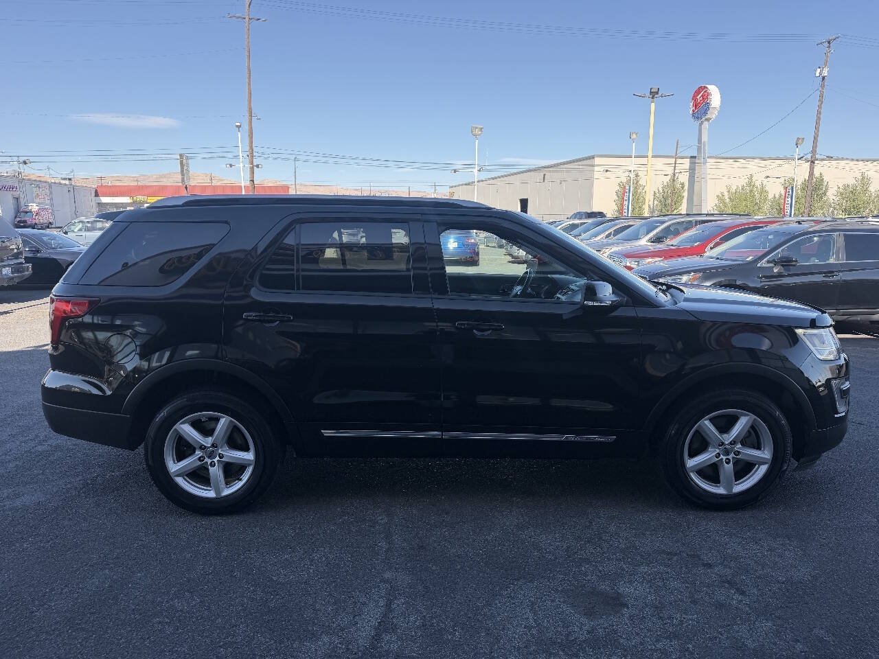 Used 2017 Ford Explorer XLT w/ Equipment Group 201A AWD/4WD image 6