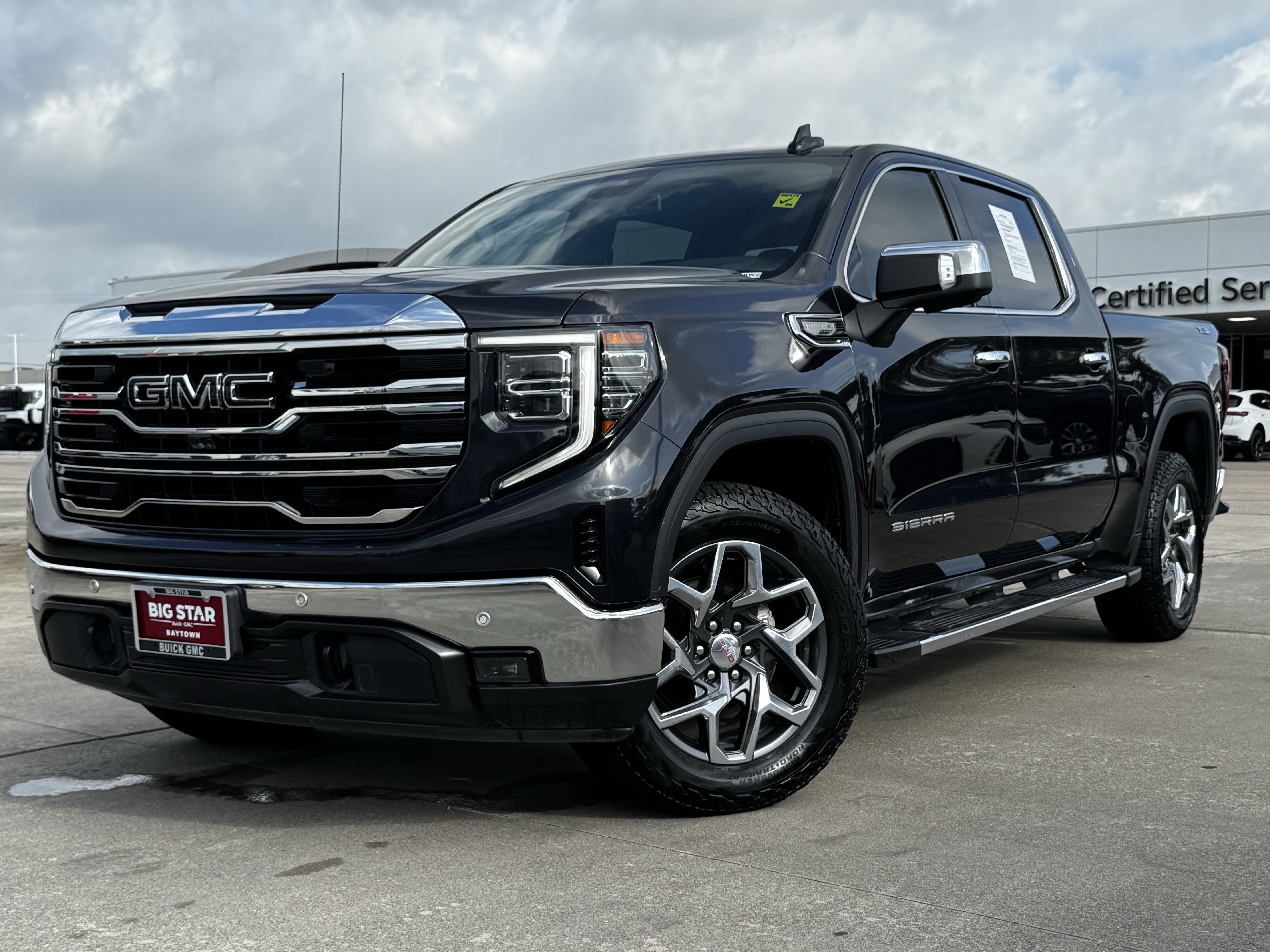 Used 2023 GMC Sierra 1500 SLT AWD/4WD image 3