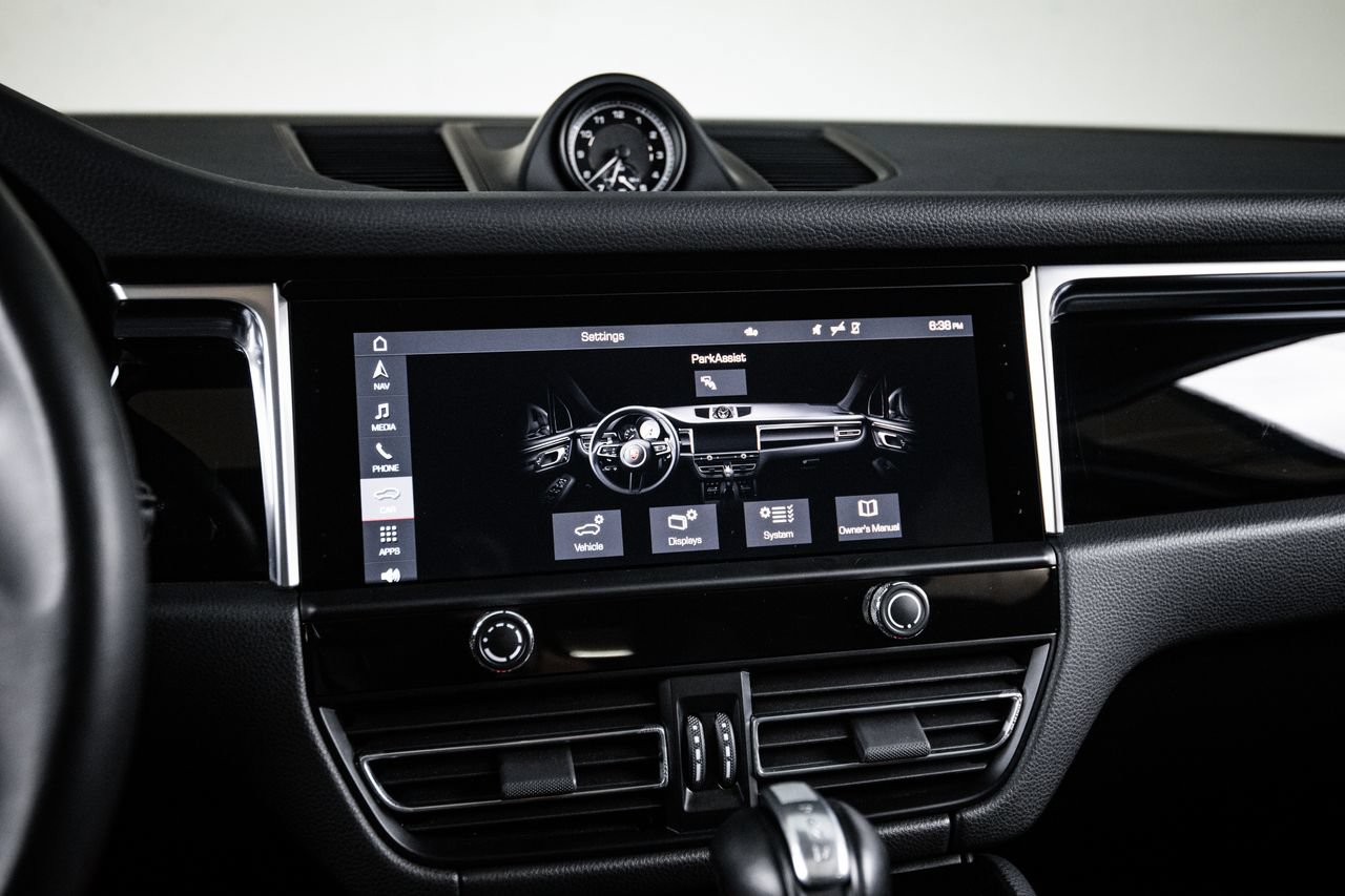 Certified 2023 Porsche Macan AWD/4WD image 18
