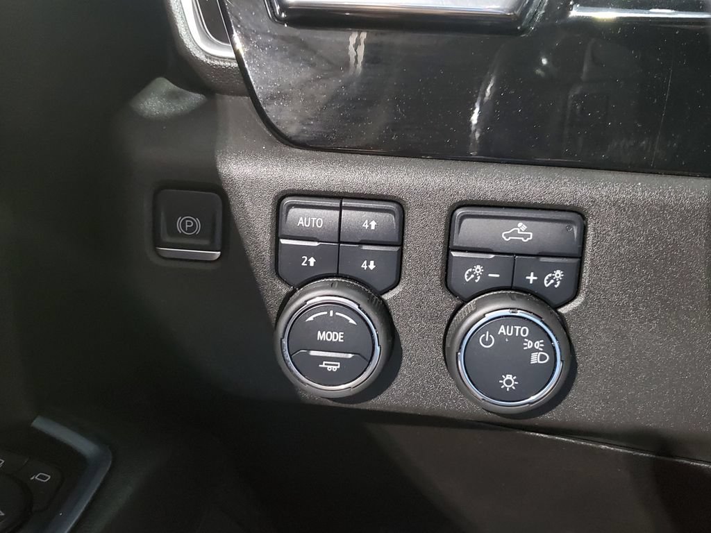 Used 2022 Chevrolet Silverado 1500 LT w/ Z71 Off-Road Package AWD/4WD image 40