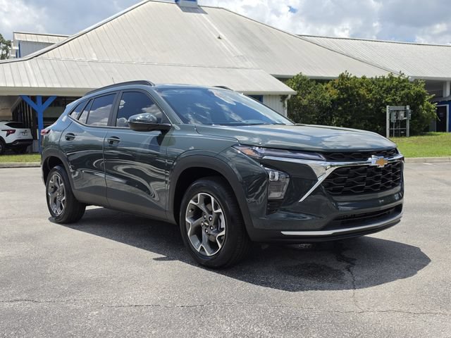 Used 2026 Chevrolet Trax LT w/ LT Convenience Package FWD image 2