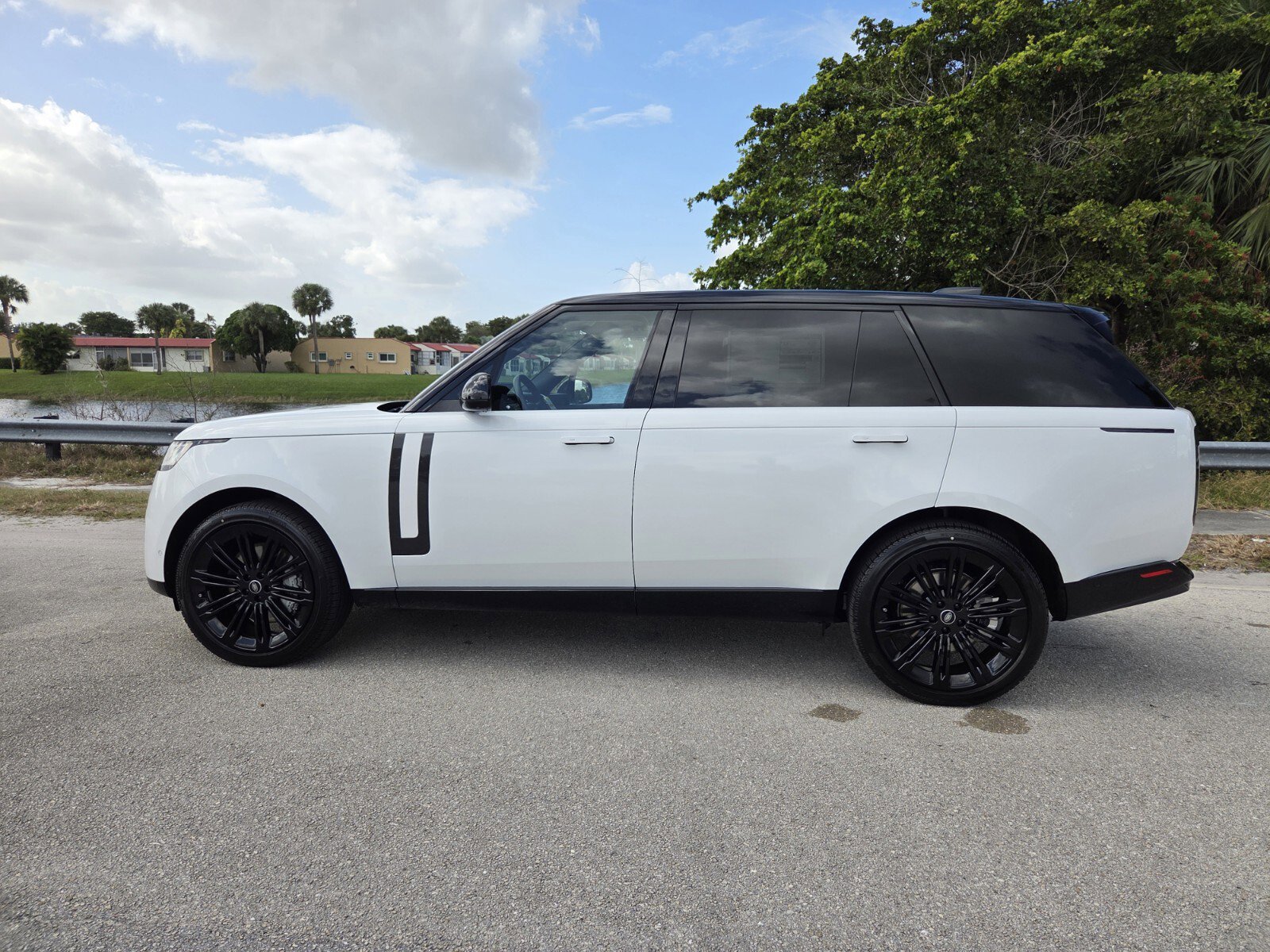 New 2025 Land Rover Range Rover Long Wheelbase SE image 7
