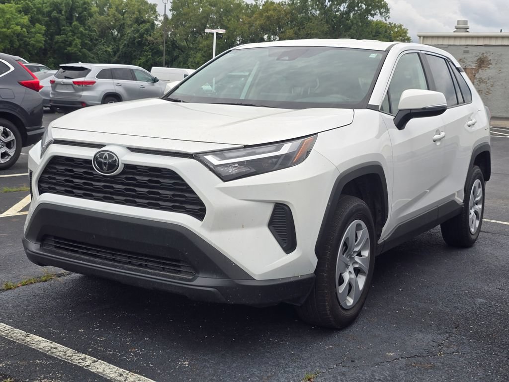 Used 2024 Toyota RAV4 LE AWD/4WD image 4