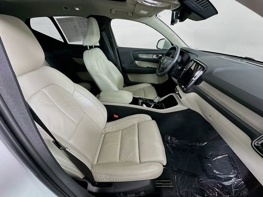 Used 2023 Volvo XC40 B5 Ultimate w/ Protection Package Premier image 36