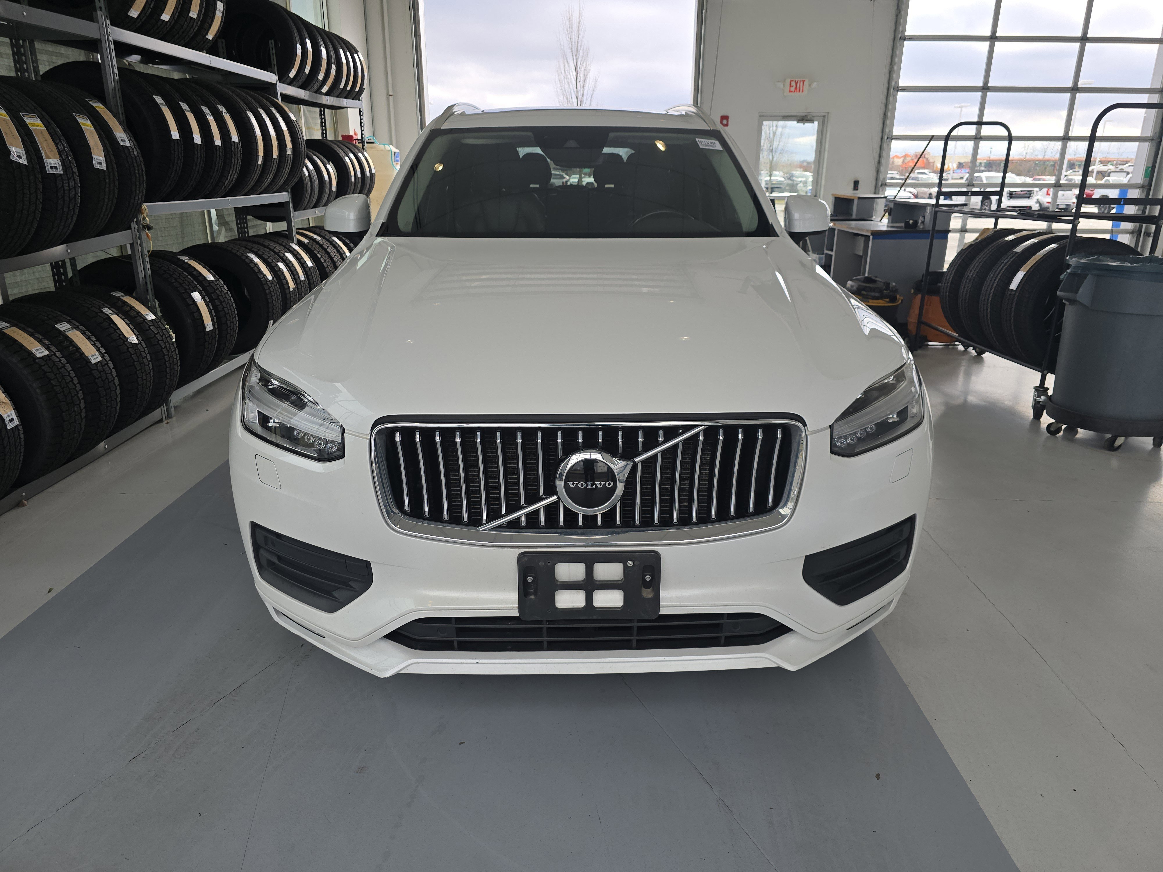 Used 2021 Volvo XC90 T6 Momentum image 2