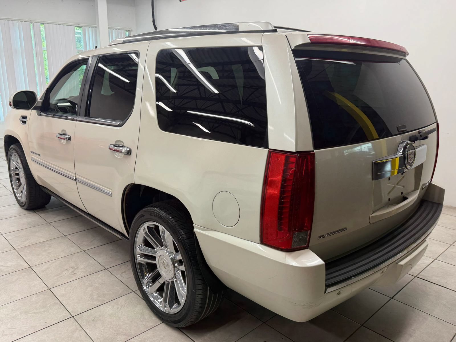 Used 2011 Cadillac Escalade Platinum AWD/4WD image 7