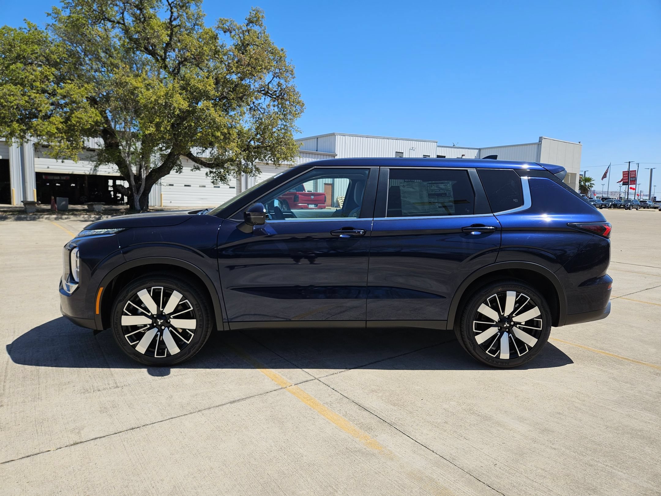 New 2026 Mitsubishi Outlander SE FWD image 2