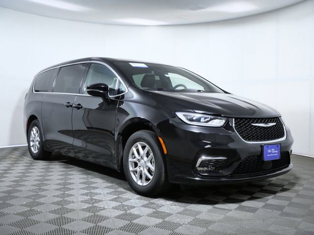 Used 2025 Chrysler Pacifica Select FWD image 1