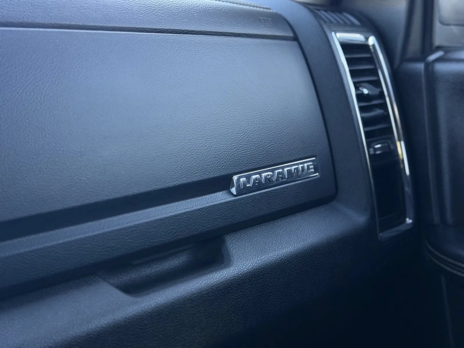 Used 2017 RAM 1500 Laramie AWD/4WD image 37