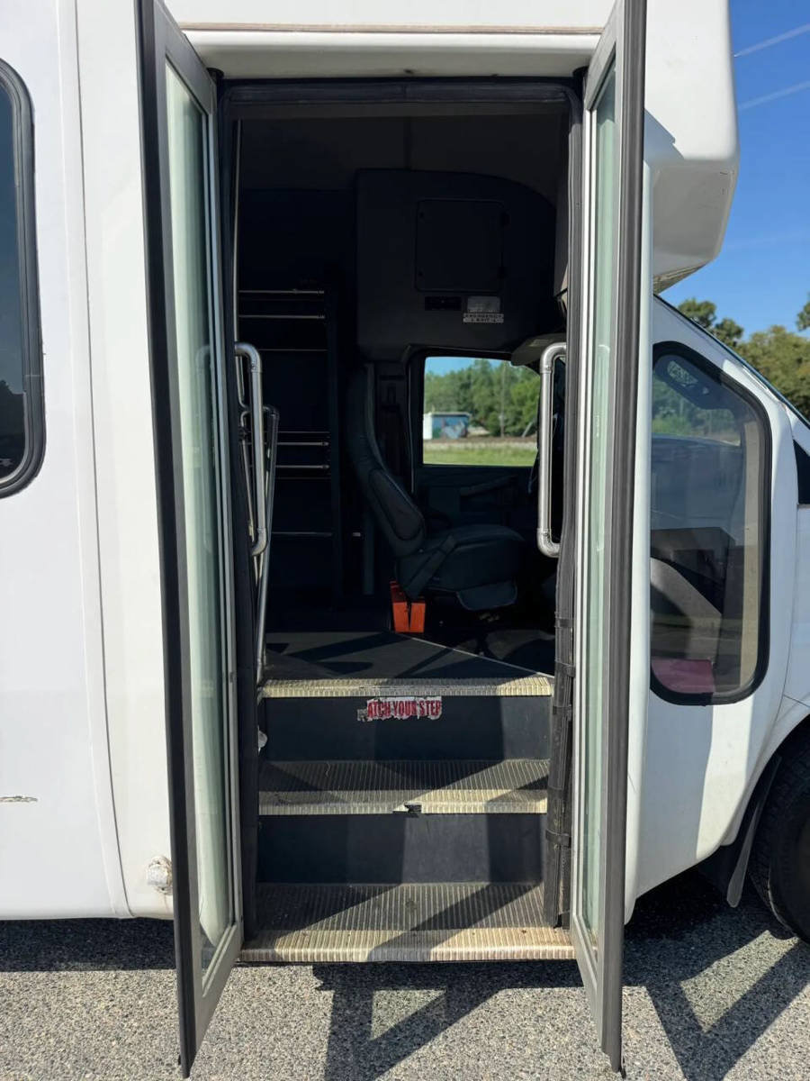 Used 2023 GMC Savana 3500 w/ Shuttle Bus Package RWD image 19