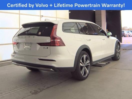 Used 2025 Volvo V60 B5 Cross Country Plus image 3