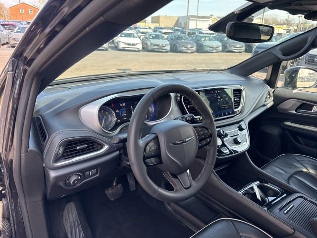 Used 2025 Chrysler Pacifica Limited FWD image 9