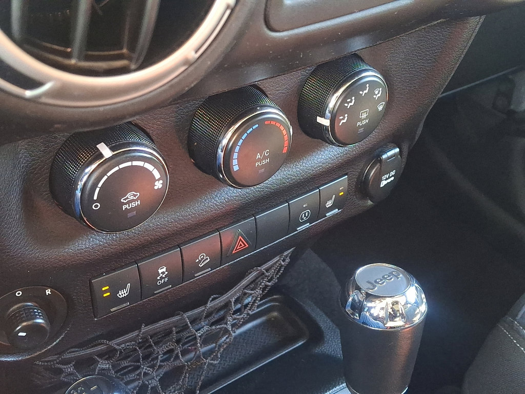 Used 2018 Jeep Wrangler Unlimited Rubicon w/ Cold Weather Group image 28