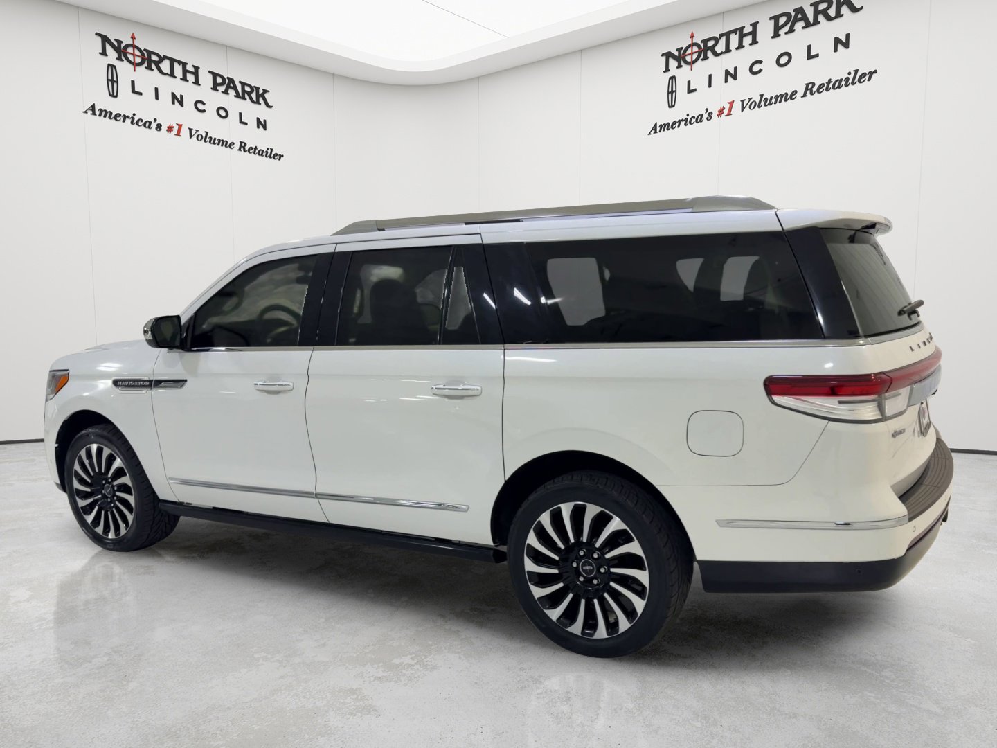 Used 2022 Lincoln Navigator L Black Label AWD/4WD image 3