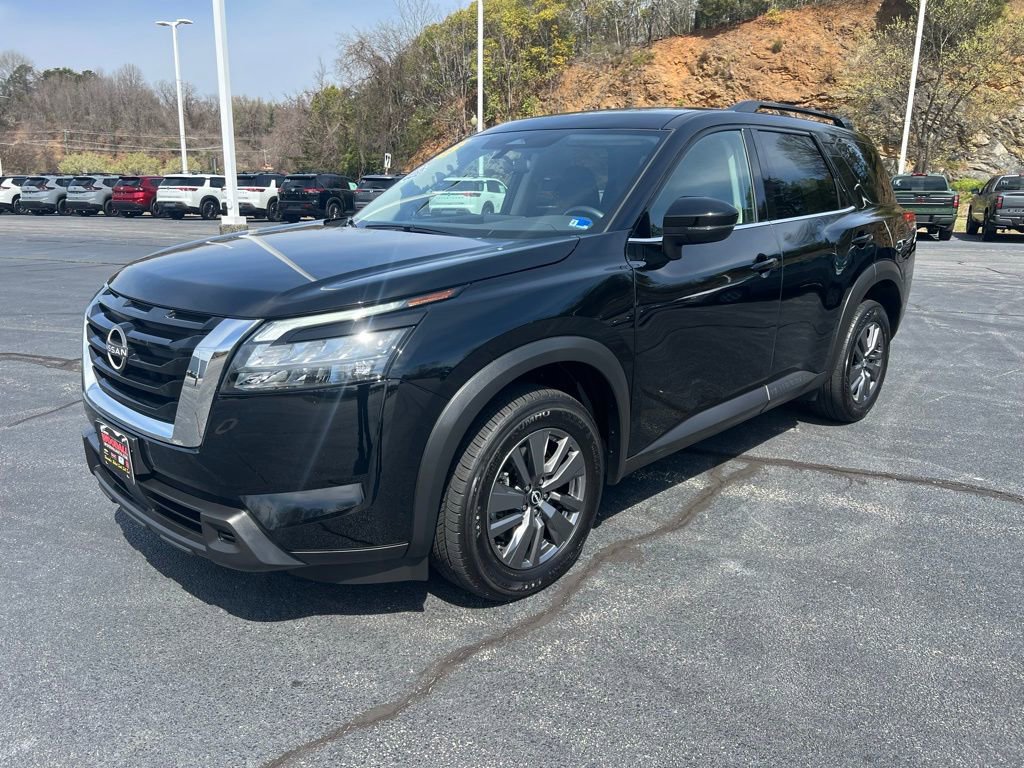 Used 2025 Nissan Pathfinder SV image 3