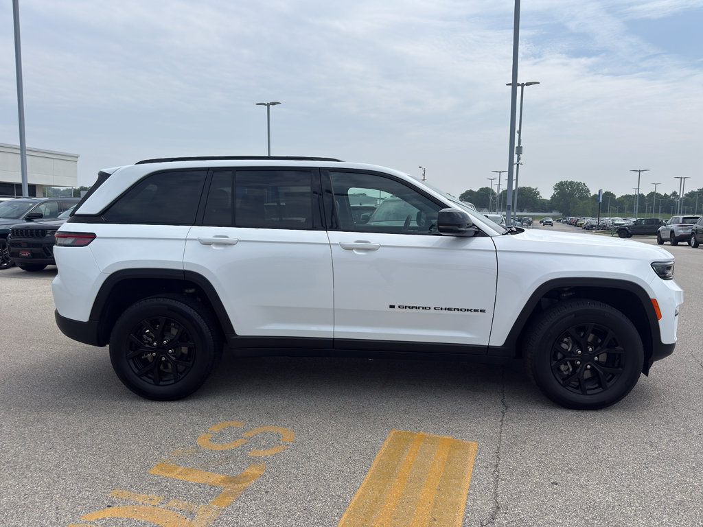 New 2025 Jeep Grand Cherokee Altitude w/ Trailer Tow Package AWD/4WD image 4