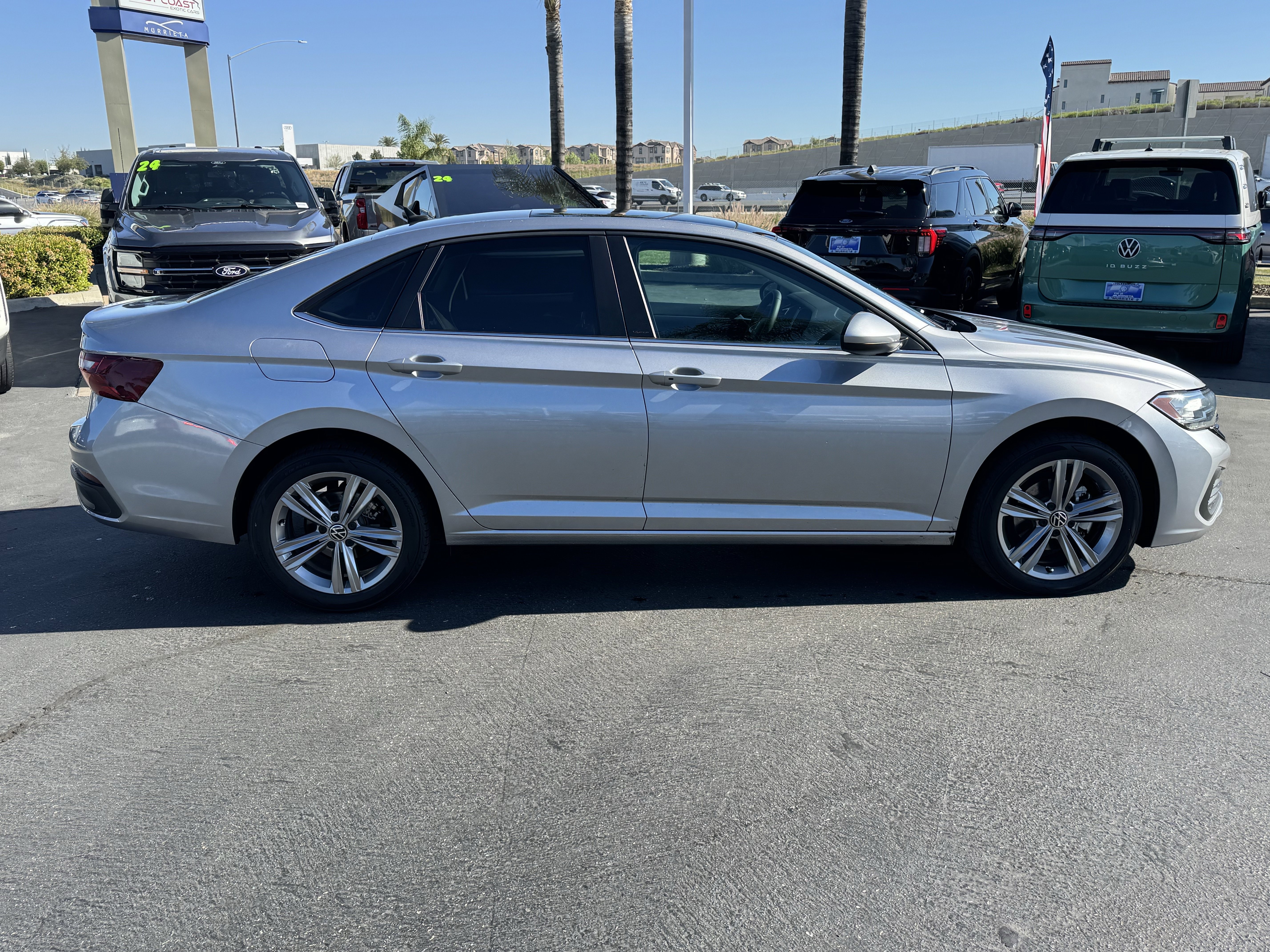 Used 2022 Volkswagen Jetta SE w/ Panoramic Sunroof Package FWD image 11