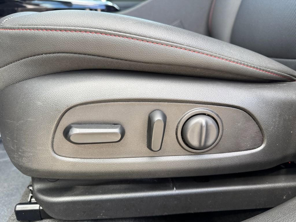 Used 2025 Chevrolet Trax RS w/ Sunroof Package image 16