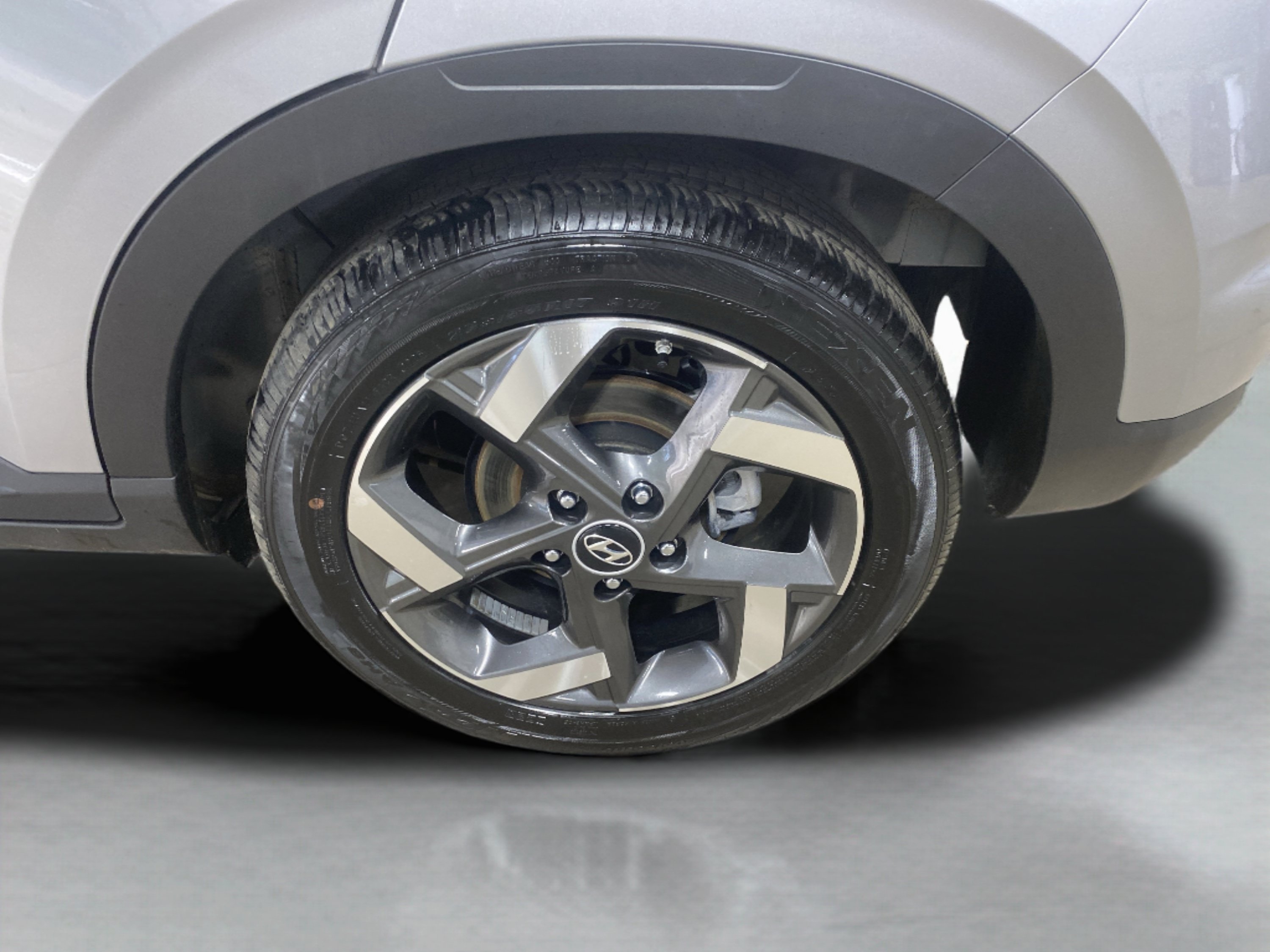 Used 2025 Hyundai Venue SEL FWD image 9