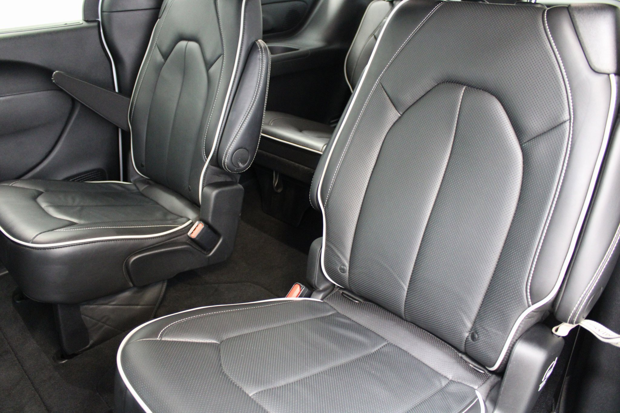 Used 2025 Chrysler Pacifica Limited image 18