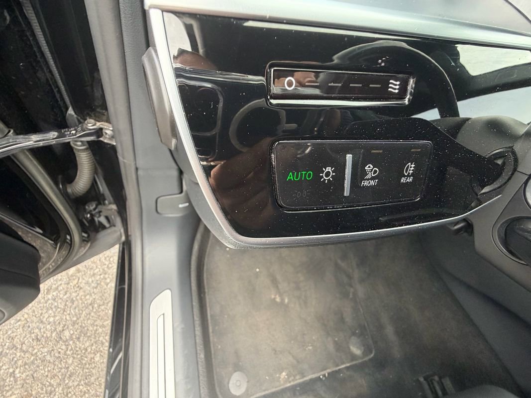 Used 2021 Audi A8 L 3.0T w/ Executive Plus Package image 31