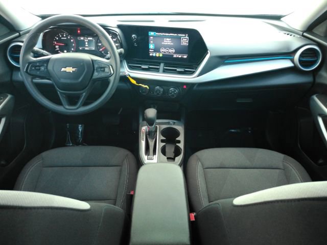 Used 2025 Chevrolet Trax LS w/ LS Convenience Package image 3