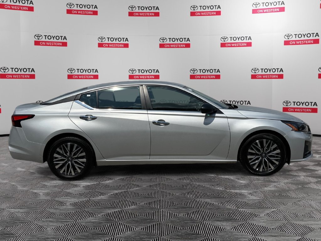 Used 2025 Nissan Altima 2.5 SV FWD image 4