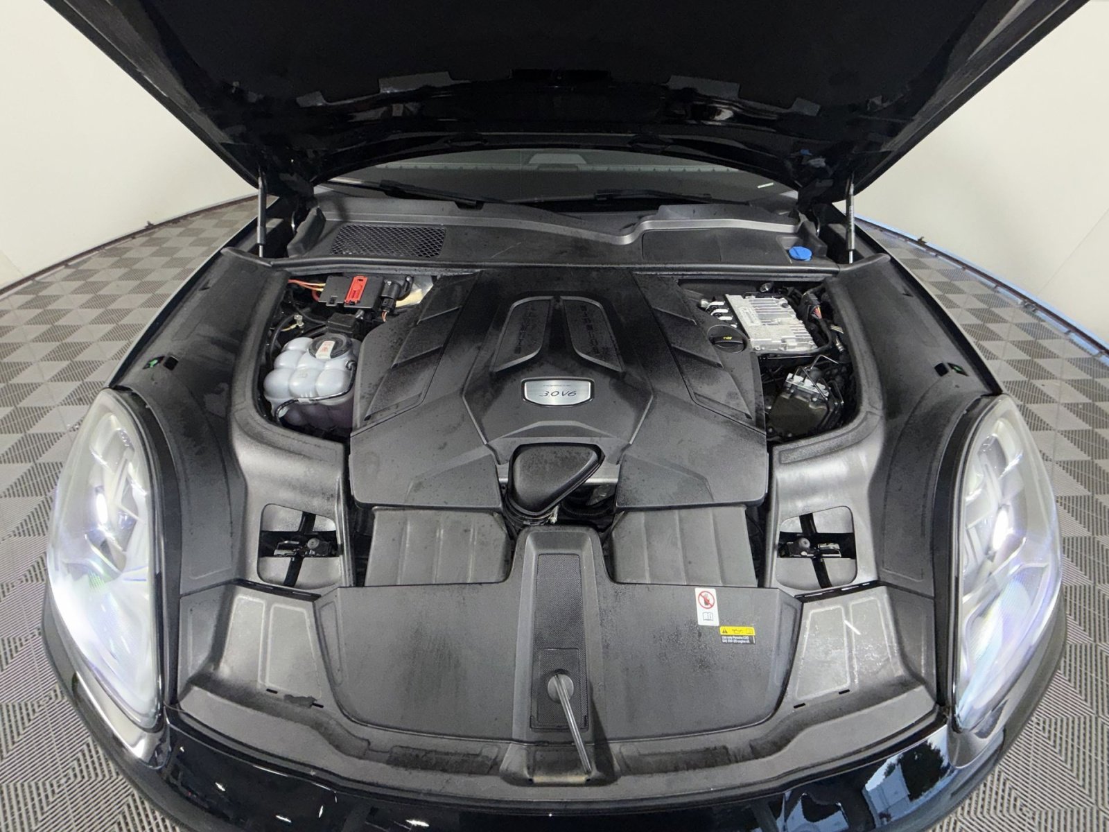 Used 2023 Porsche Cayenne Platinum Edition image 28