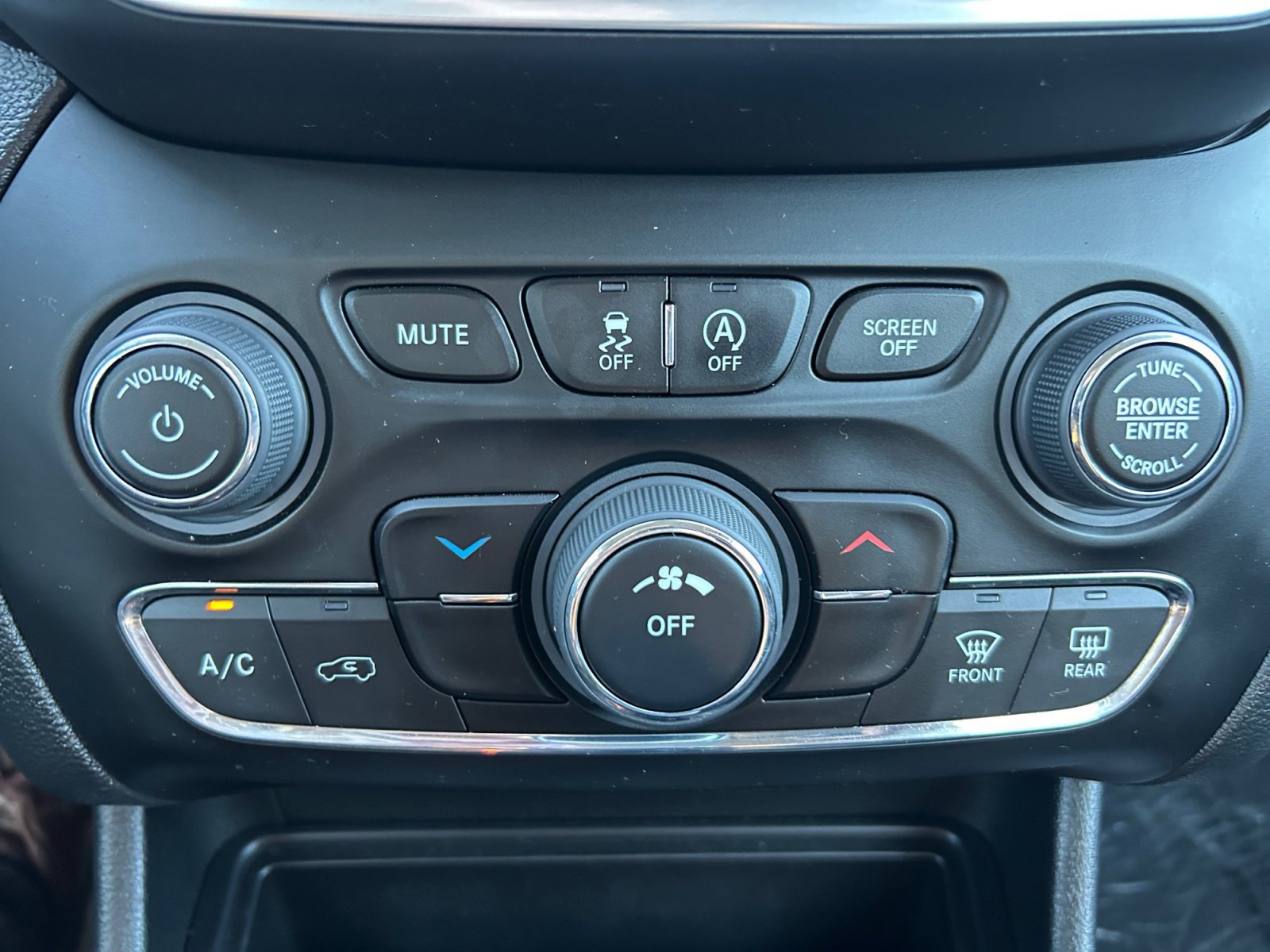 Used 2022 Jeep Cherokee Latitude AWD/4WD image 22