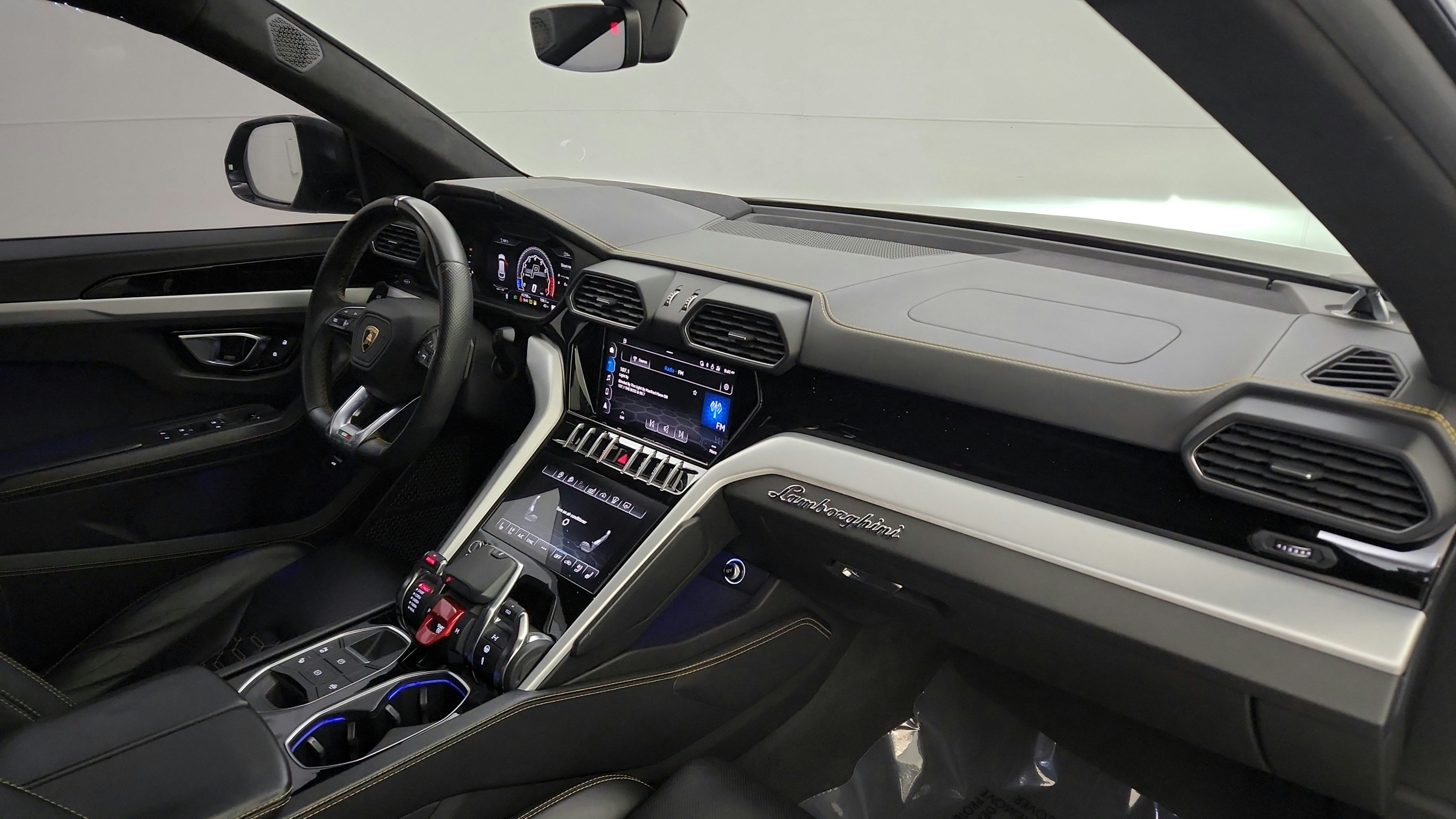 Used 2021 Lamborghini Urus AWD/4WD image 26