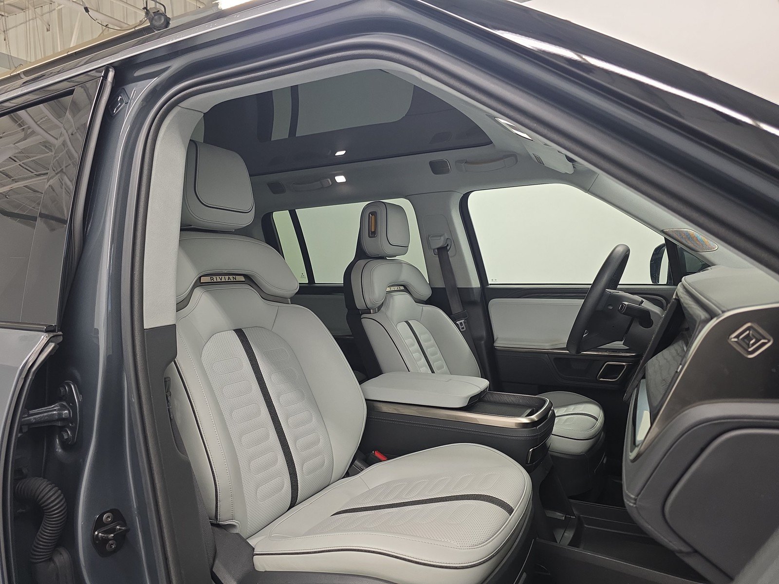 Used 2024 Rivian R1S Adventure AWD/4WD image 24