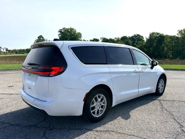 Used 2023 Chrysler Pacifica Touring-L FWD image 5