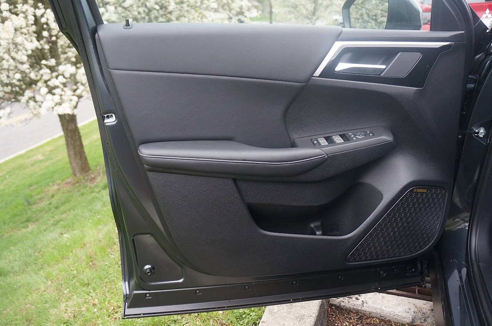 New 2025 Mitsubishi Outlander SE image 14