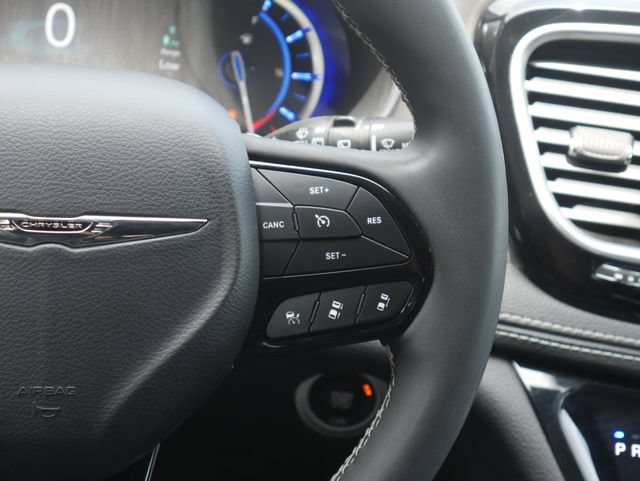 Used 2022 Chrysler Pacifica Limited w/ Uconnect Theater Family Group FWD image 17