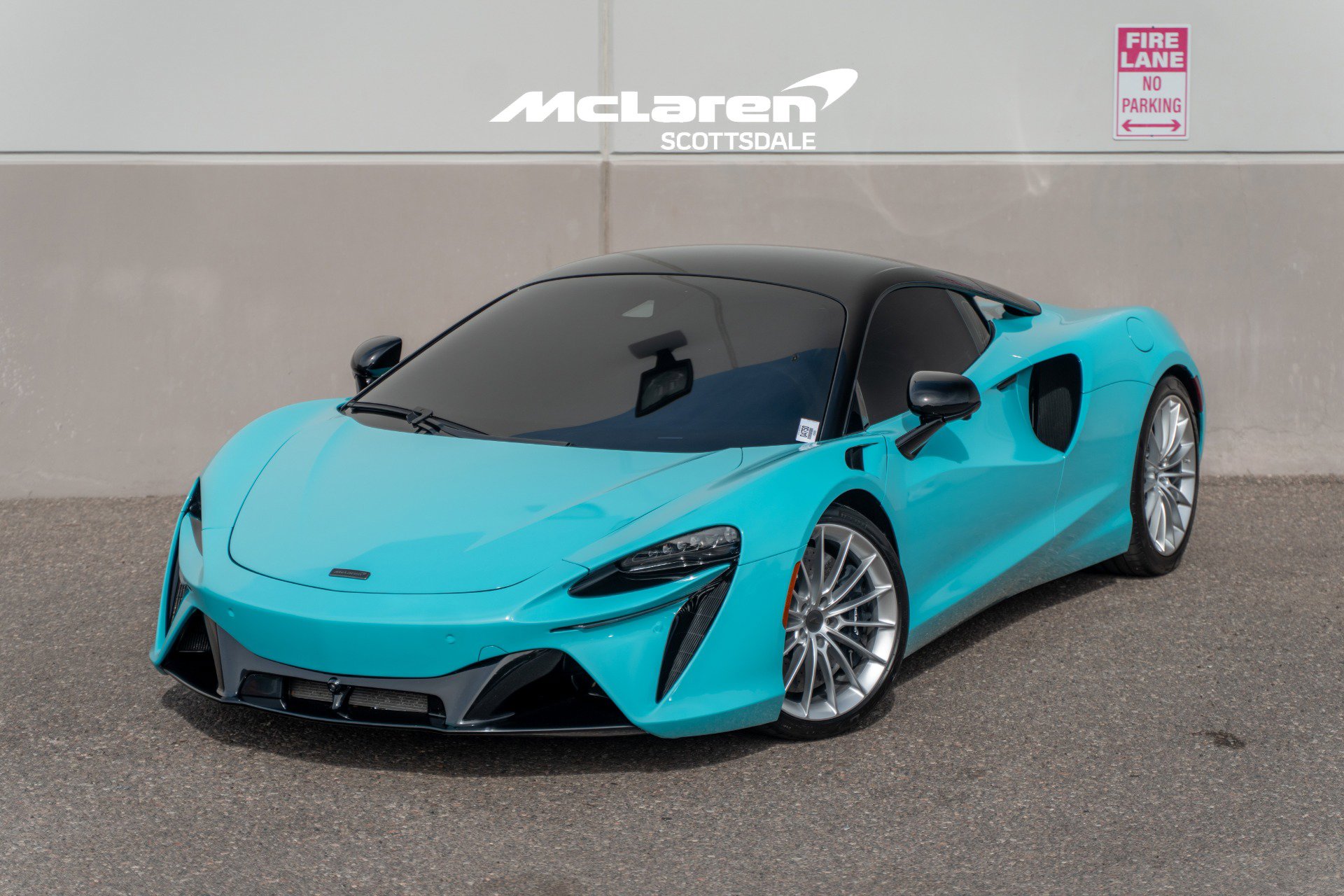Used 2025 McLaren Artura image 1