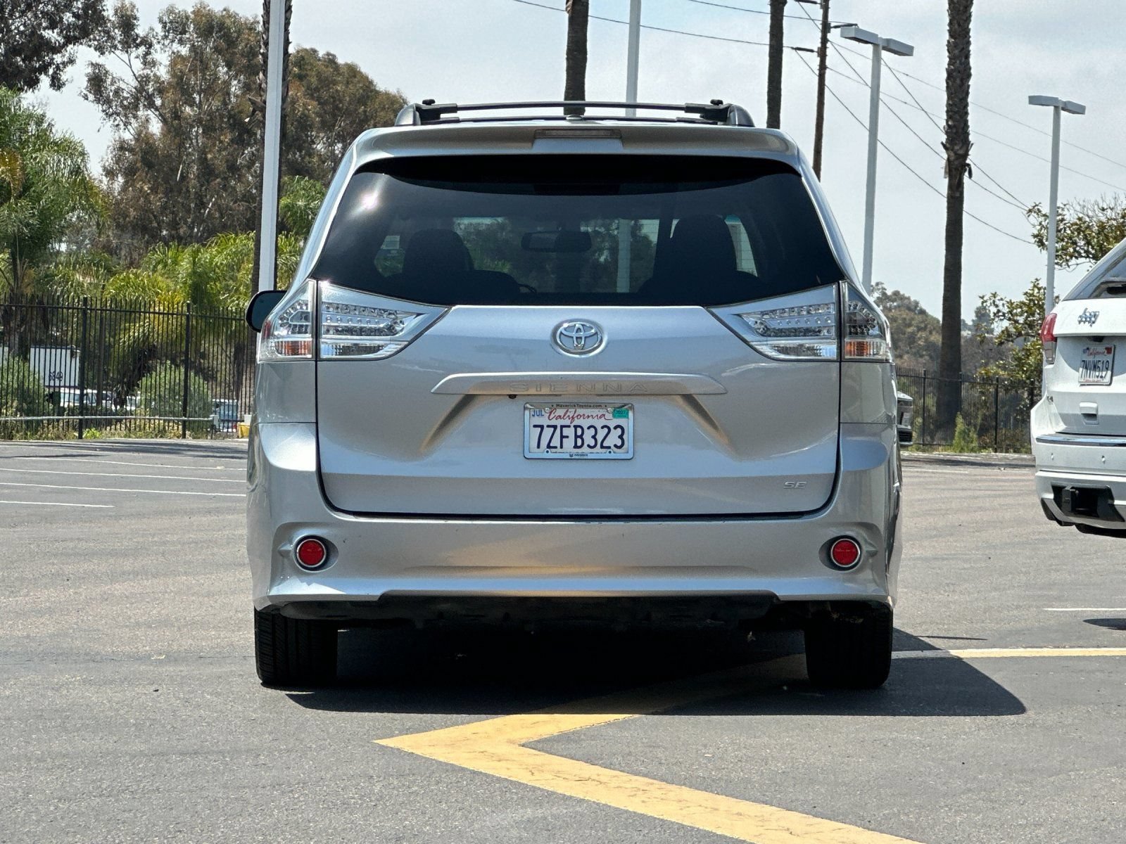 Used 2017 Toyota Sienna SE Premium FWD image 4