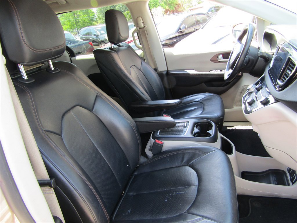 Used 2017 Chrysler Pacifica Touring-L Plus w/ Advanced Safetytec Group FWD image 5