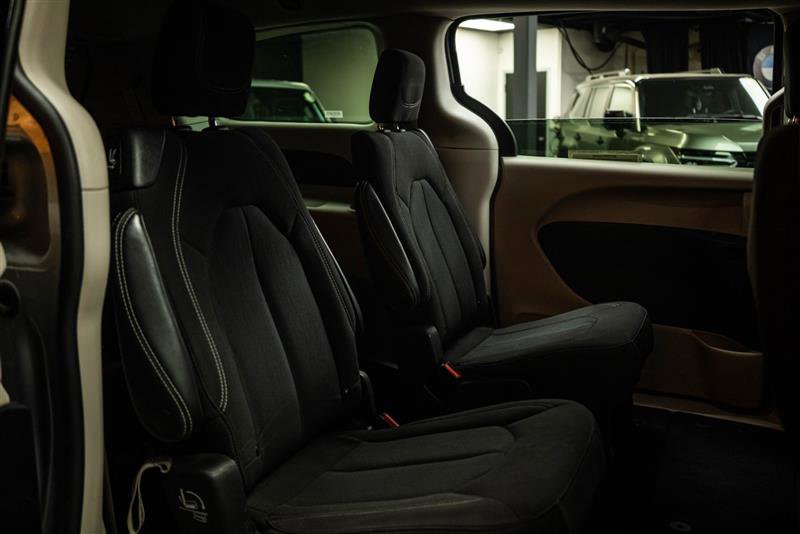 Used 2023 Chrysler Voyager LX image 12