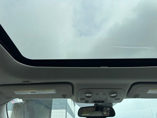 Used 2015 GMC Acadia SLT image 16